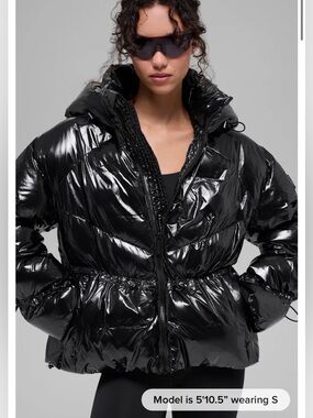 新品alo SHERPA  ANGEL PUFFER ×ブラックM Alo Yoga + Sherpa Snow Angel Puffer